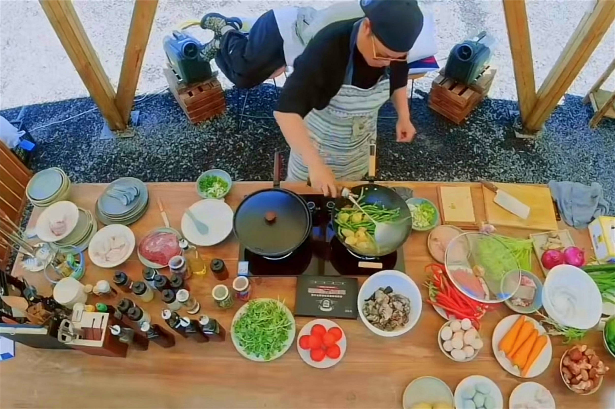 贾冰暴露厨艺,做菜堪比专业大厨,身边人吃服了_嘉宾_黄磊_节目