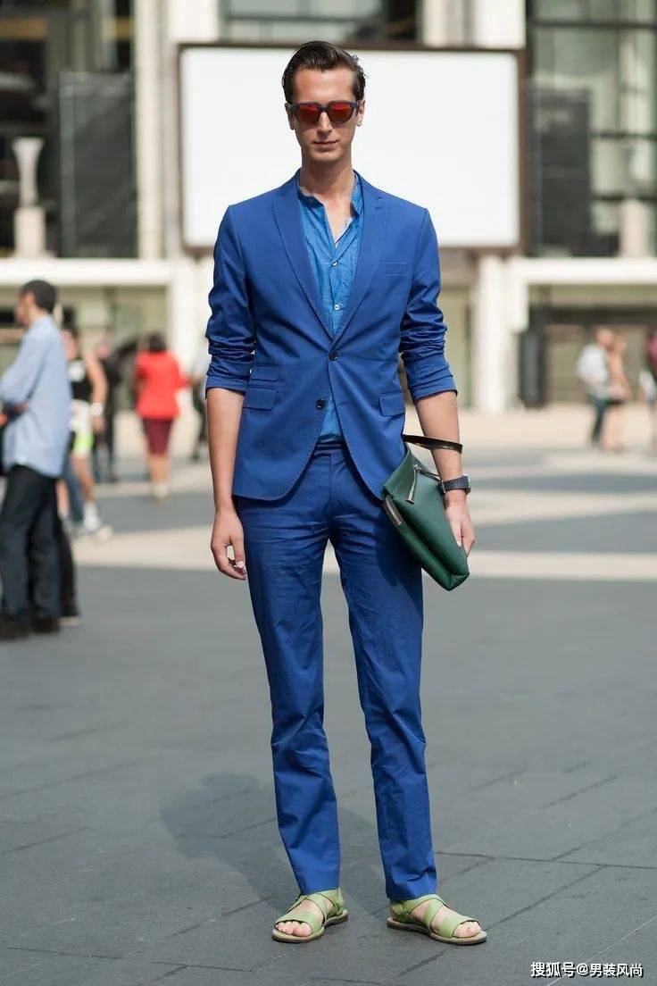 综上所述,春季男士深蓝色商务休闲西装的搭配需要注重内搭,裤子,鞋子