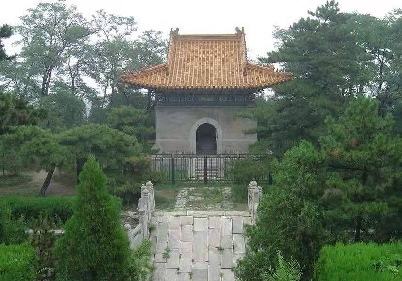 他的葬礼按照帝王的仪式举办,慈禧太后亲自去吊唁.