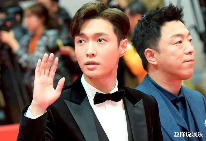 张艺兴新剧照被扒,将他费尽心思隐藏的事情揭开_身高_网友_cm