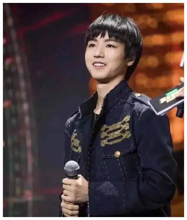 王俊凯恋情疑似曝光,与经纪人杨柳传闻不休,网友热讨!_形象_明星_质疑