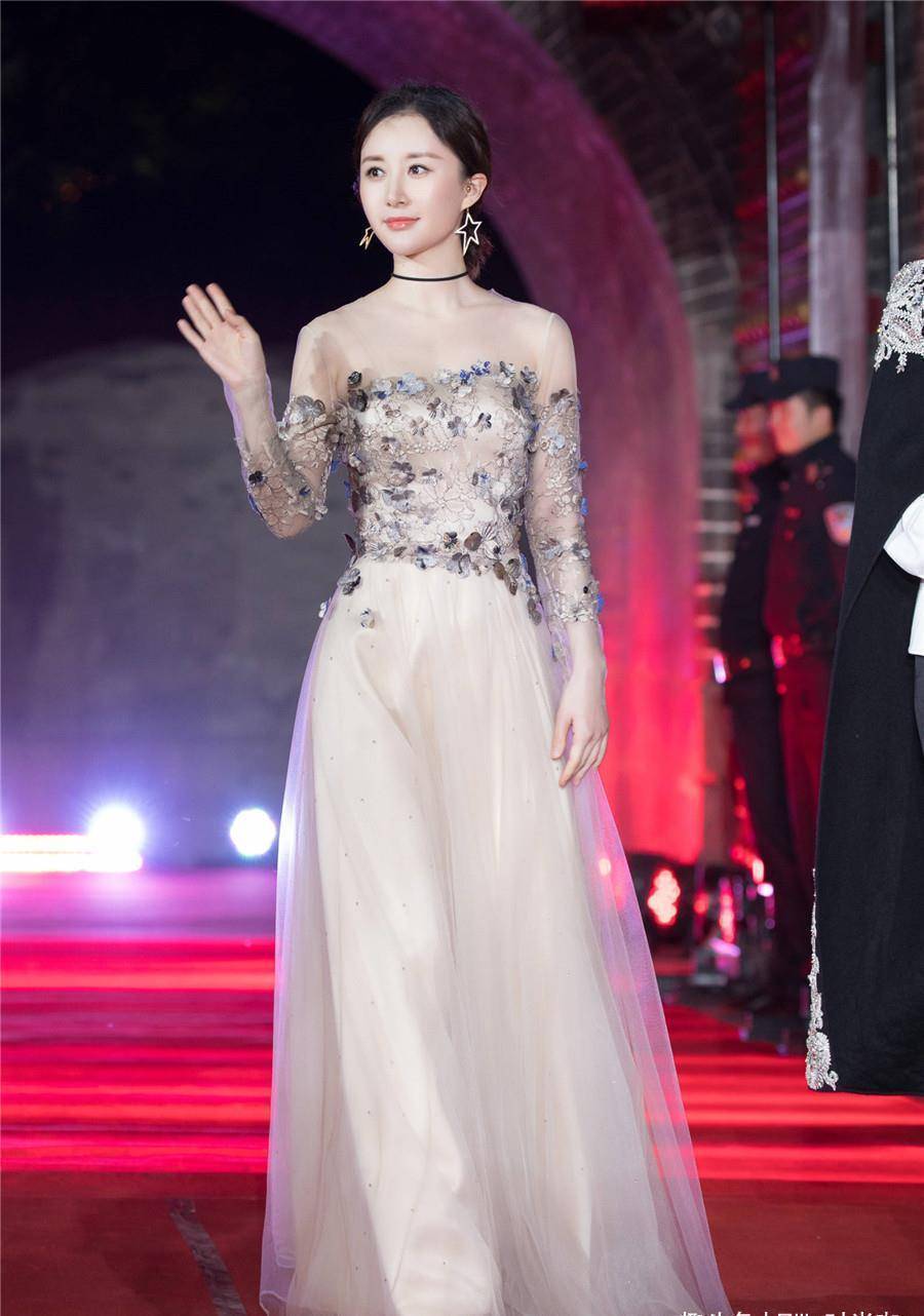 34岁舒畅大变模样,穿深v镂空裙出席活动,精致脸蛋太抢镜_裙装_服装