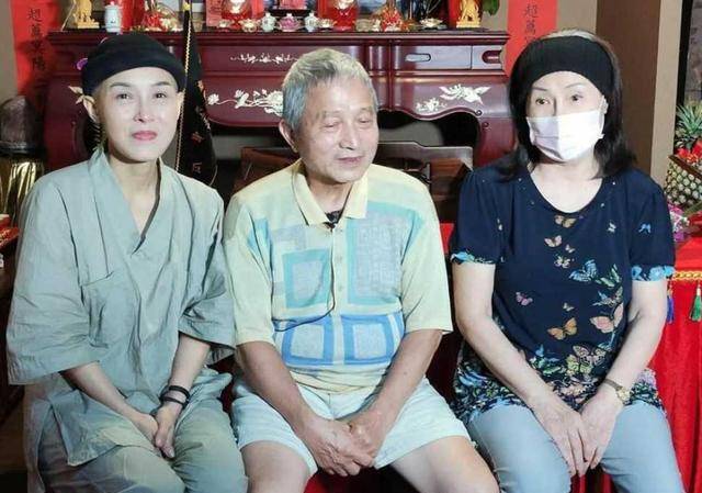 52岁女星削发为尼后罕露面,没穿袈裟重新长头发,本