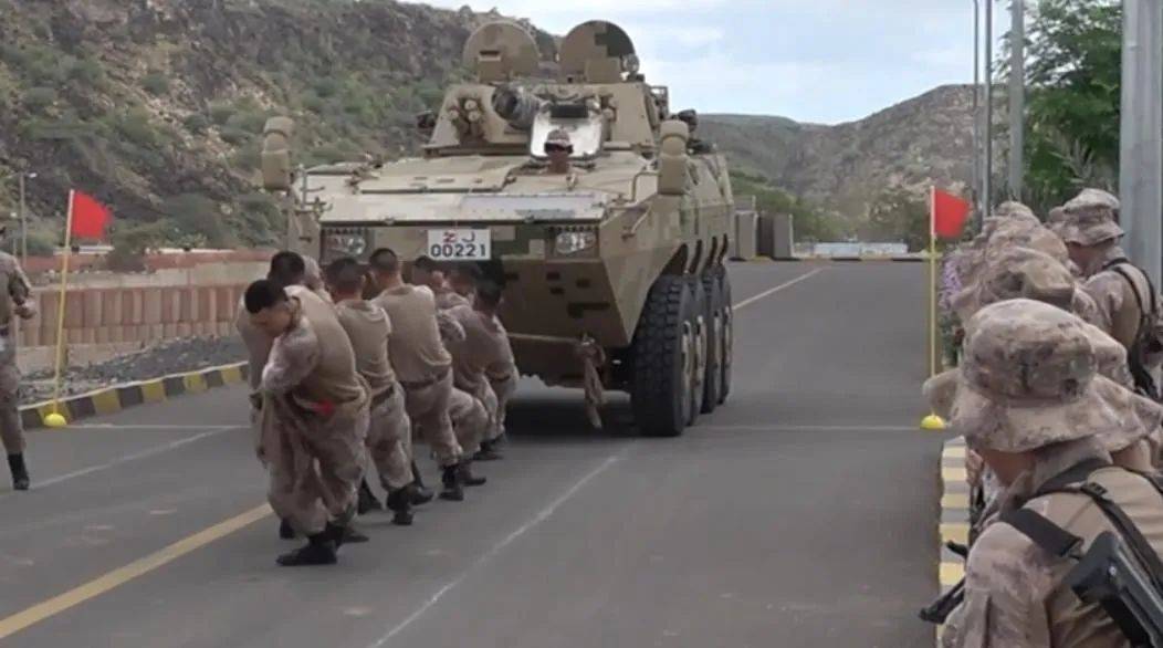 解放军南沙某部又惊现"蓝精灵"迷彩,杨南镇当年是怎么设计的?