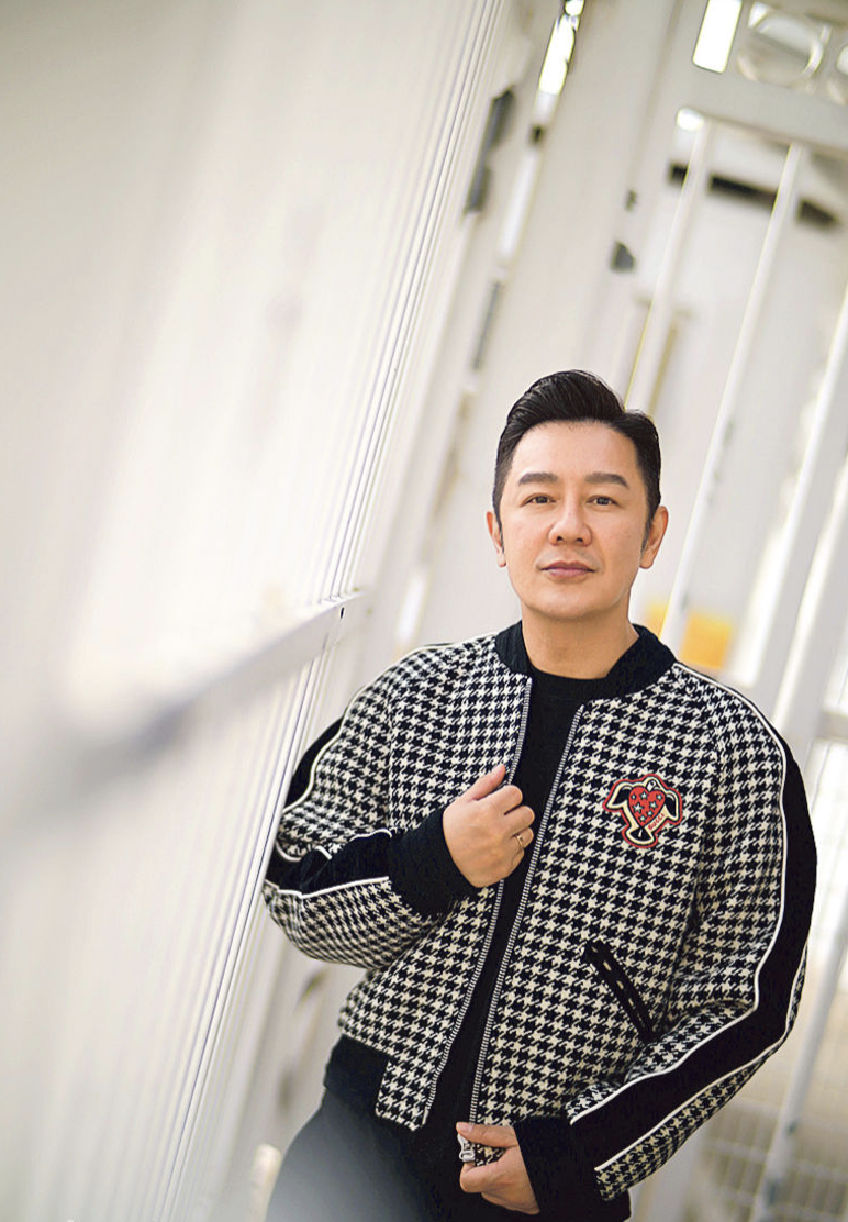 陈浩民举家回香港定居,为子女学好粤语,一家六口住186平米旧居_生活