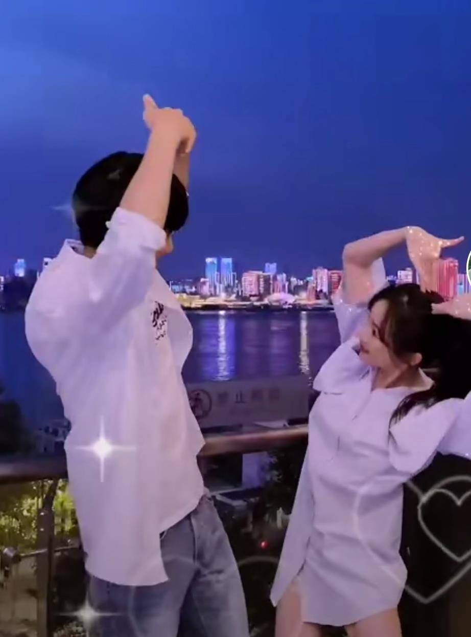 张檬小五疑已订婚在一起,带妈妈入住二人爱房,三人穿睡衣跳舞,俨然成