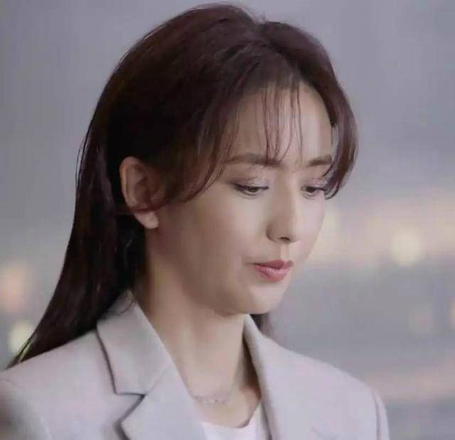 比如前段时间,在《完美关系》中被发型狠狠坑了一把的佟丽娅,为了实现