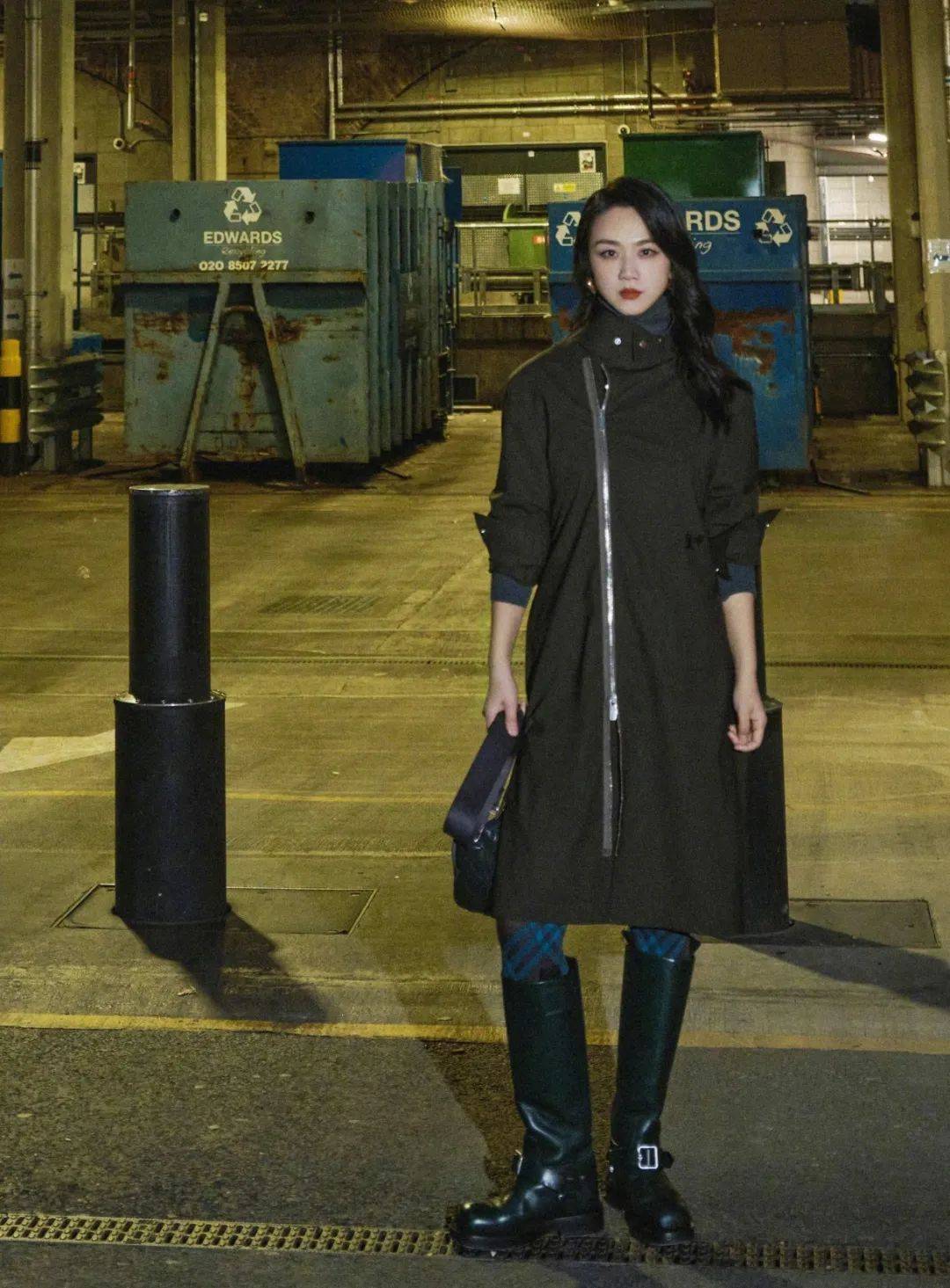 王菲机场背火longchamp包,"松弛感"拉满!