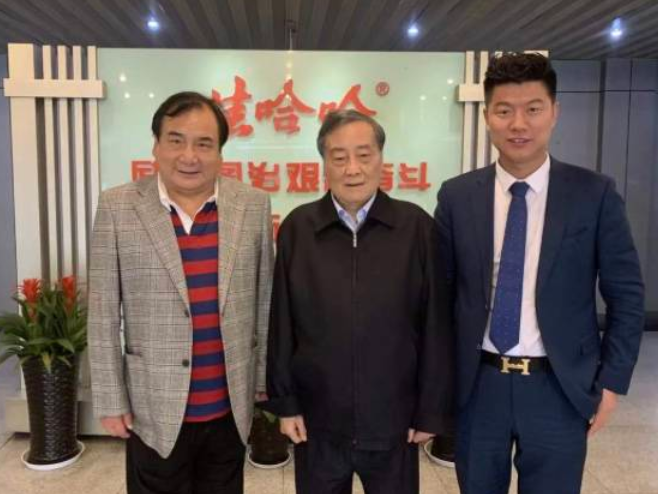 在昨日的宗庆后追思会上,还有一个神秘大佬出现了,他就是北京的李晓华