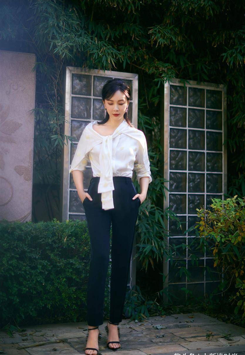 陈数43岁了还要扮美,穿深v裙秀时尚身材,紧绷感真是看服了!