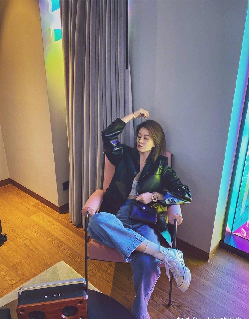 乔欣也太放得开了吧,穿吊带装用拉链固定,真怕拉链撑不住_造型_时尚