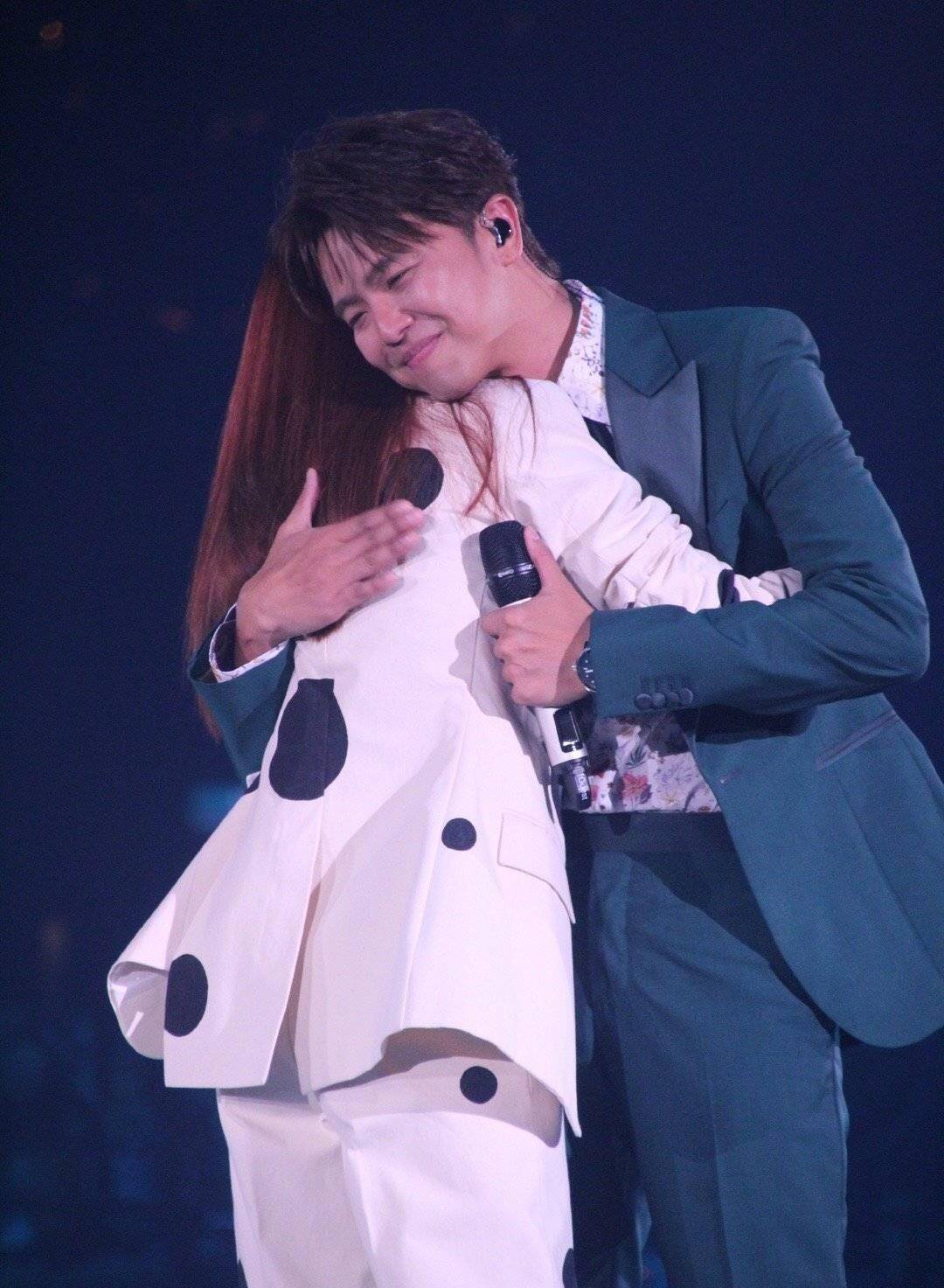 杨丞琳送别黄鸿升后,再次更博晒日常,网友:稍微放心了,姐姐要好好的