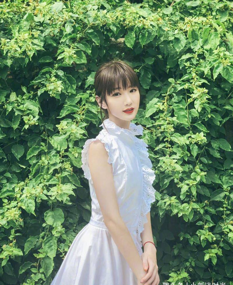 毛晓彤晒迪士尼公主照,染红发配长裙,宛如刚从童话里走出来_形象_造型