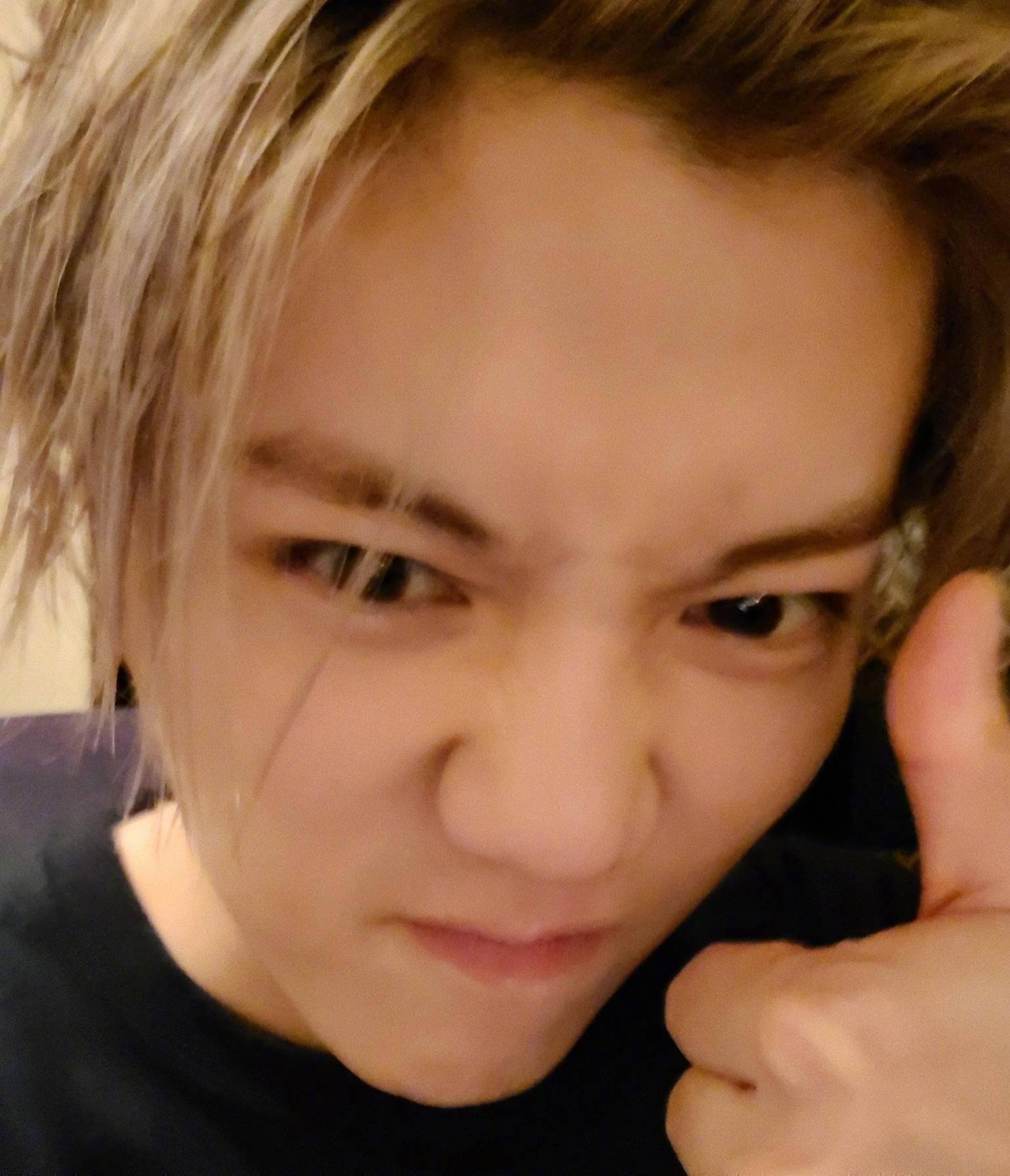 同行人员被指是男友鹿晗_社交_网友_小黑