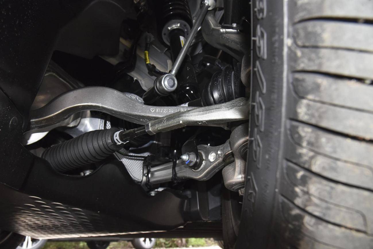 底盘悬架方面奔驰eqc采用了前双叉臂式独立悬挂后多连杆式独立悬挂的