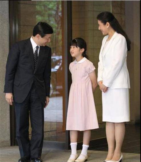 2010年3月,日本媒体却突然曝光消息,年仅9岁的爱子公主不愿意去上学,6