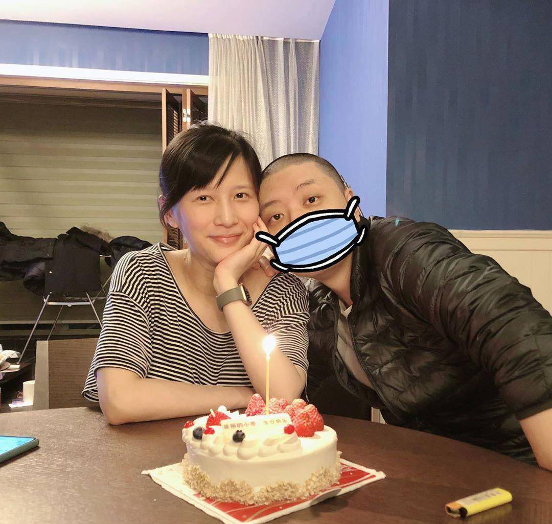 papi酱近况久违露面,分享产假宅家日常,低头看向手机,网友:有点秃了