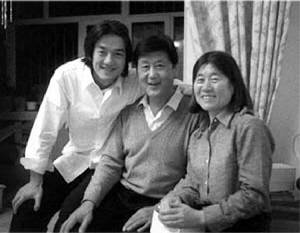 李亚鹏晒照怀念离去父亲,父子俩五官如饼印,相视一笑好温馨_照片_机票