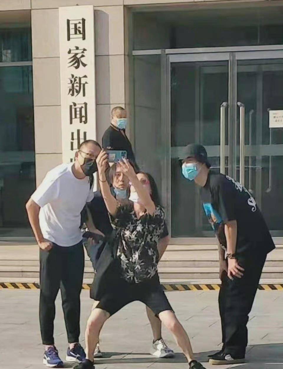 女明星也是普通人,周迅自拍好接地气,乔欣,鞠婧祎换妆容如换脸_发型