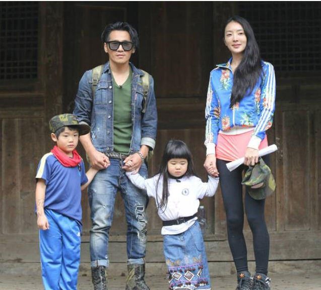 曹格女子晒11岁女儿近照,偷穿恨天高打扮时尚,继承了妈妈高颜值_grace