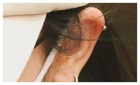 迪丽热巴耳骨钉现身云南,粉丝围堵抢看! 闪耀现场,引发热议.