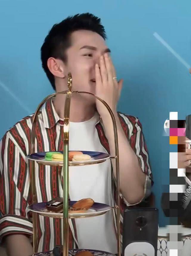 虞书欣现身李佳琦出镜间,名字却总被叫错,虞书欣的表情变化太真实_刘