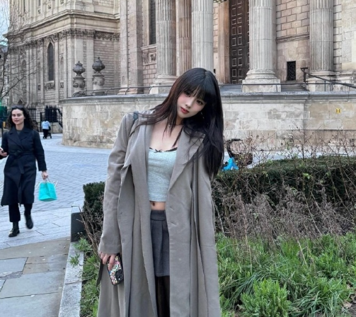 汪峰女儿晒美照营业,穿搭成熟眼神撩人,章子怡育儿有