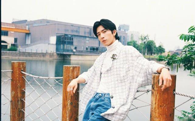 井柏然发文:要死快了,昨天临睡前吃了这么多零食.