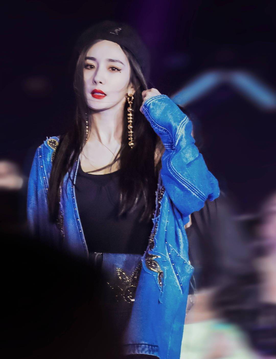 杨幂发文:小黑悄悄跟我说,明天演唱会加油.我说:能行_梦醒_全脸_时分