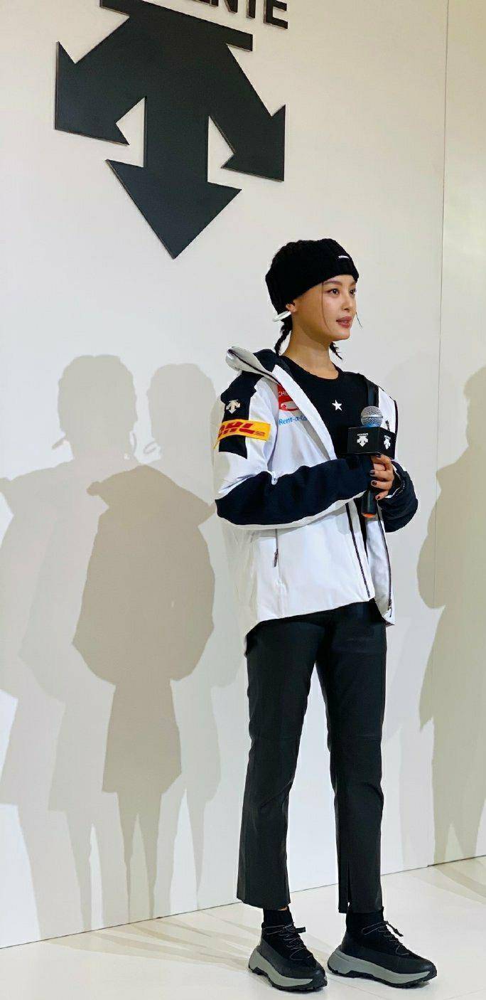 出席活动的辛芷蕾以一身运动装扮现身,下半身穿着黑色微喇叭的阔腿裤