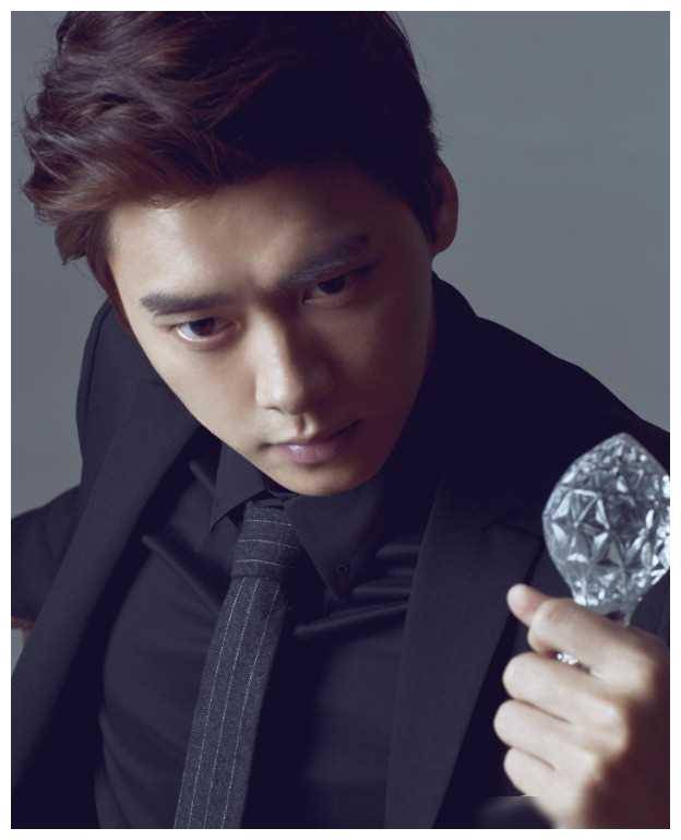 李易峰:苍老面貌,不复出难言,漫步丹东大街,却无人认出.