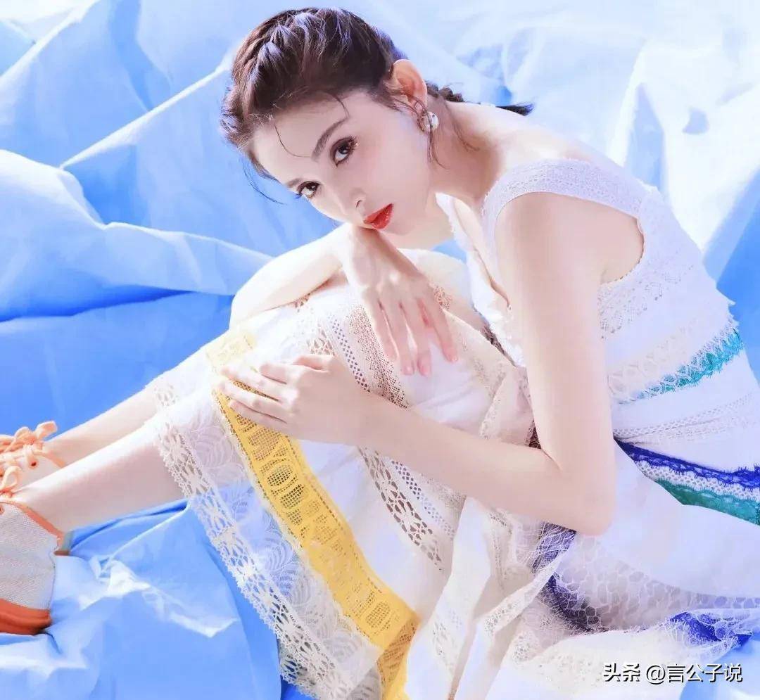 而古力娜扎的硬照很能打,精修照片堪称360°无伤角,可盐可甜,御姐范冷