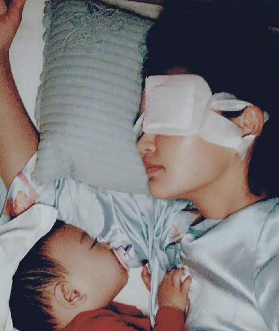 熟悉张歆艺的人都知道,她经常会在社交平台上面分享她和儿子秤砣的