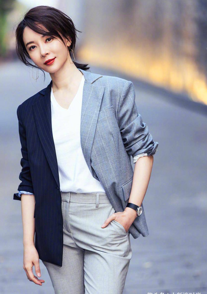 陈数拍西装大片心真大,里面只穿一件衣服,身材真有料!