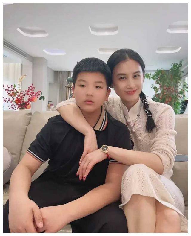 黄圣依素颜绑马尾合影儿子,姐弟俩甜蜜亲子时光!_家庭_照片_安迪