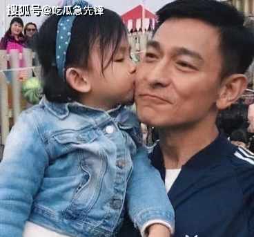 61岁刘德华观看女儿演出引起轰动,女儿五官精致可爱,老婆很有"旺夫相"