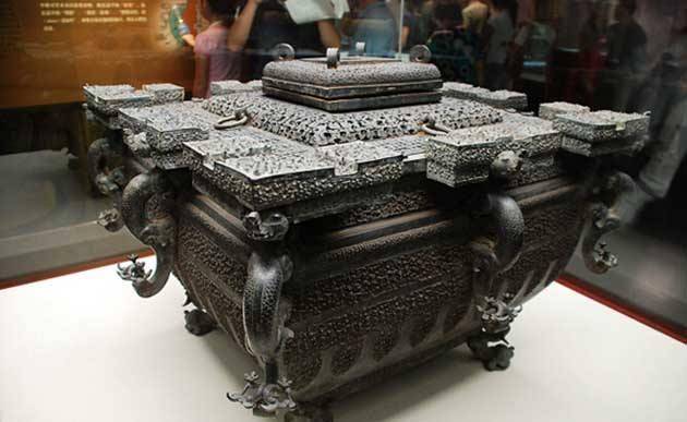 这件文物出土于著名的曾侯乙古墓.