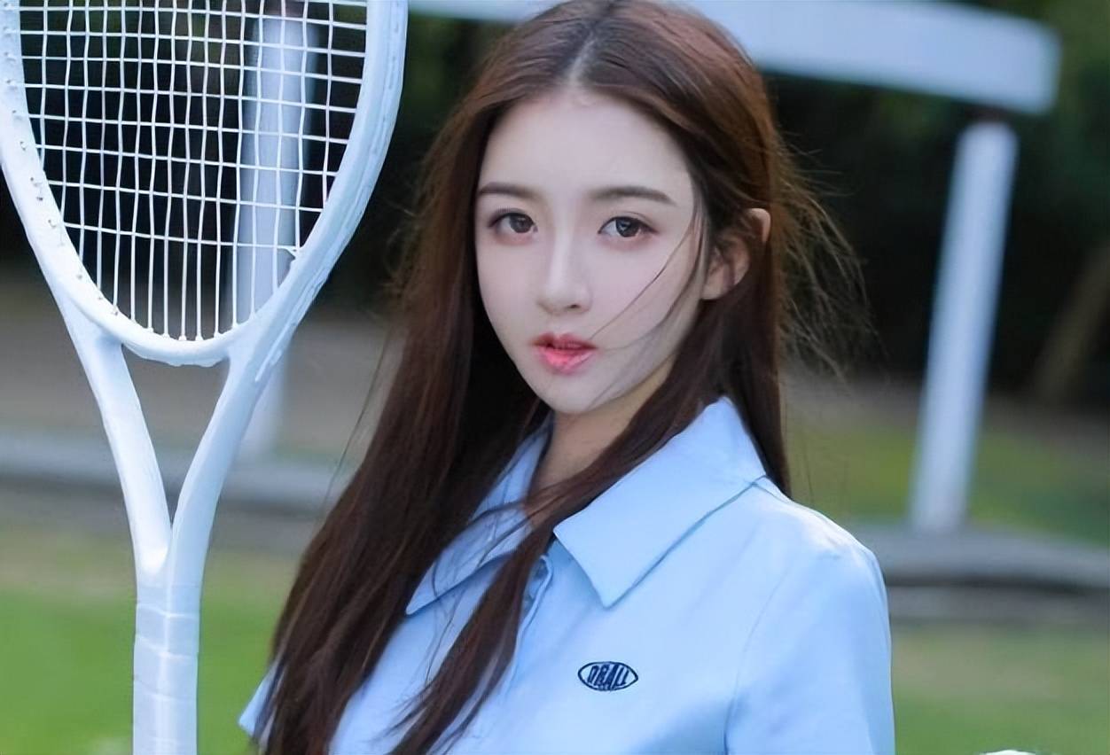 3,展示价值的开场男:刚开完会议,到现在还没吃上饭女:好辛苦,你是做