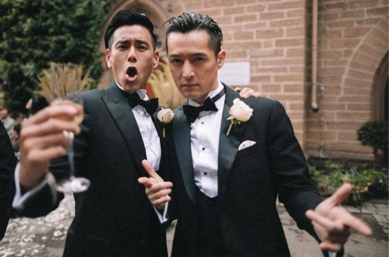 胡歌和彭于晏同为娱乐圈里的留守儿童兼万年伴郎团成员,如今胡歌成功