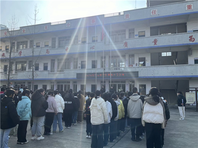 彭山区江口中学开展"预防演练 安全同行"防踩踏安全演练活动_师生