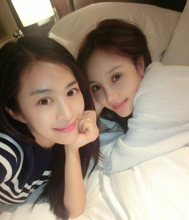 李小璐打造梦幻公主生日趴,获友人陪伴感动落泪,身后一白t男子意外入