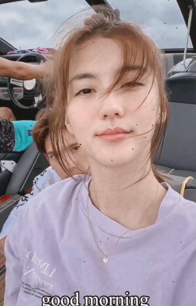 吴千语不受林峯张馨月生女儿影响,晒与异性友人海上冲浪,合体共庆双节