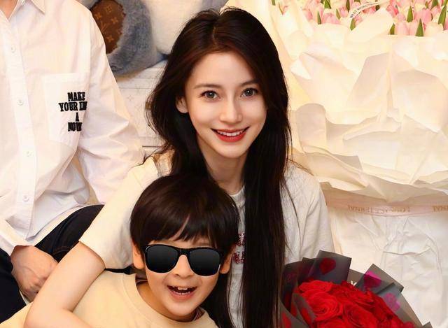 杨颖处境落寞,倪妮杨幂主动避嫌,只有亲生儿子不离不弃_生日_送祝福