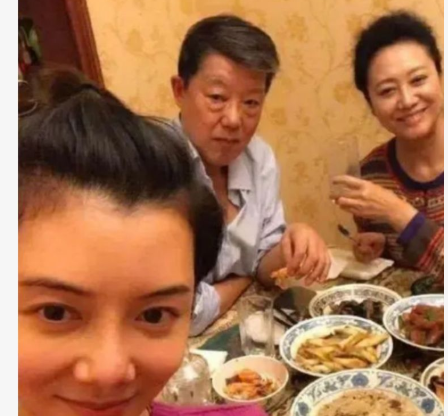 王丽云罕晒婆婆旧照,三代人同穿军装英姿焕发,车晓神似奶奶车毅_姥姥