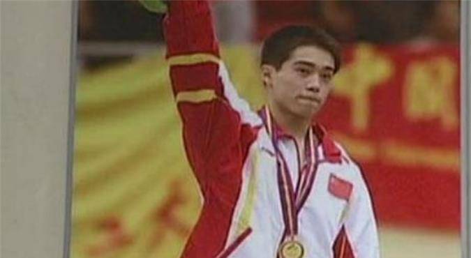 体操冠军张尚武:退役后两次偷盗入狱,今靠直播"卖惨"走红_体育_比赛