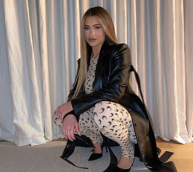 凯莉豹纹亲子装,拍照时无意暴露豪宅,厕所比一般房子都大_卡戴珊_身材