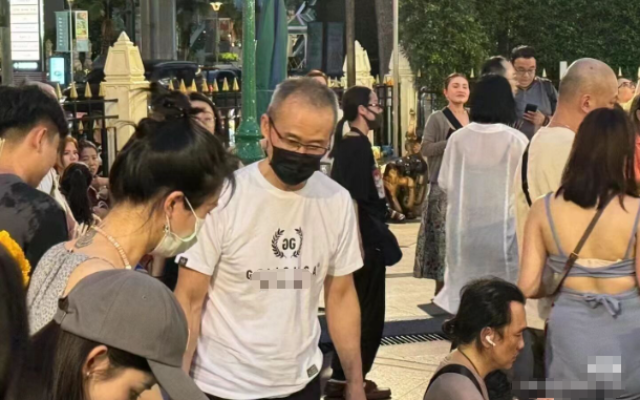 王石夫妇泰国下跪拜佛还愿,田朴珺脖颈纹身瞩目,3岁女儿疑随行_古天乐