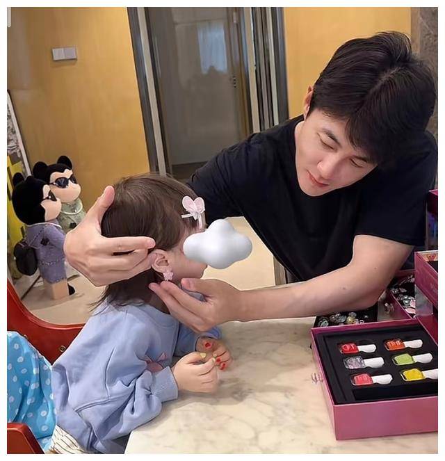 属于妈妈的美丽,杜淳为女儿精心打扮,小蛋饺可爱动人._王灿_家庭_时尚