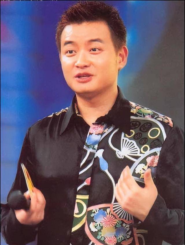 他是央视知名主持人,31岁因一句话远赴美国,48岁的他怎样了_李嘉铭