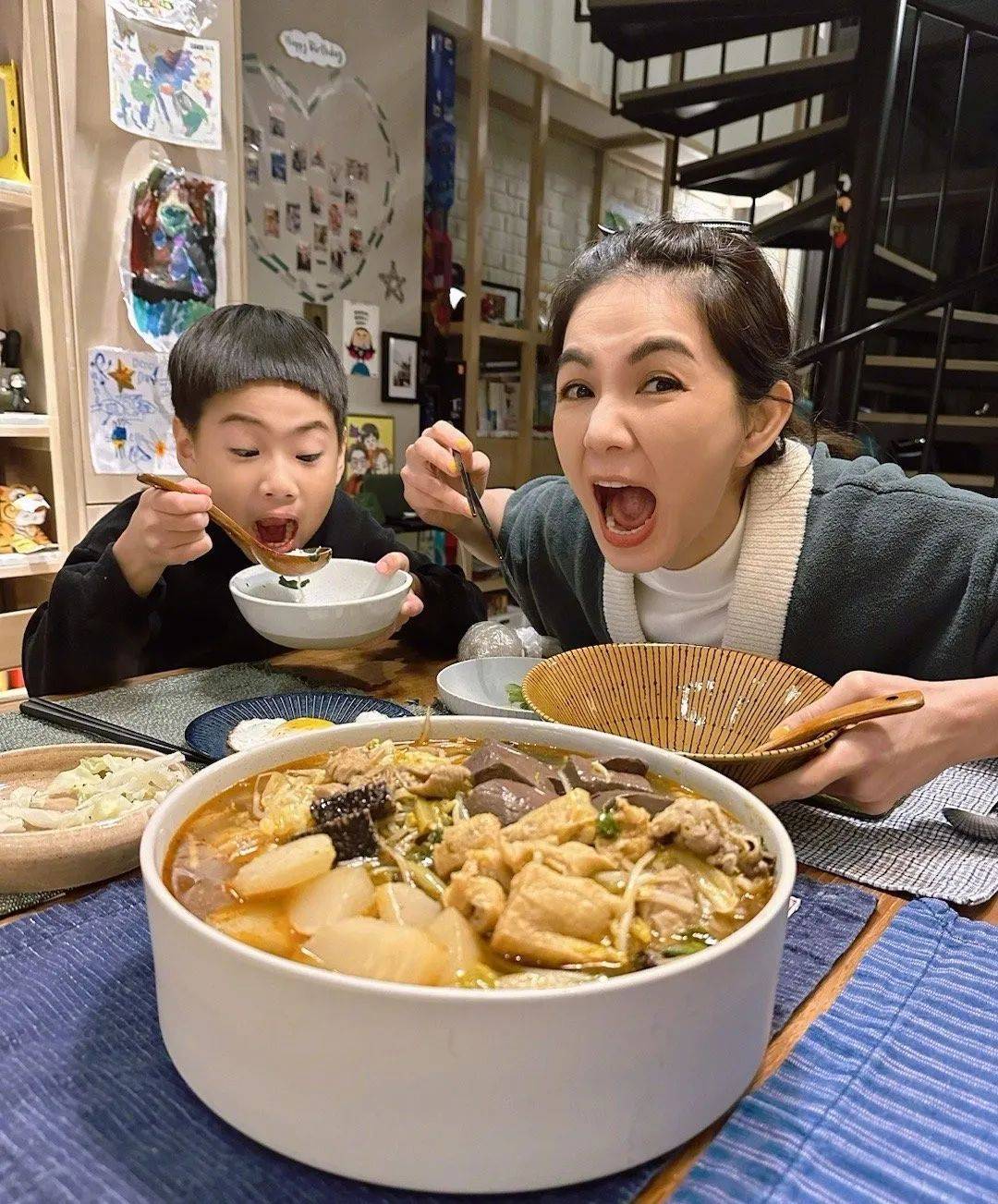 ella自曝在家裸体做运动,还被7岁儿子投诉,她真的很会拿捏流量_回应